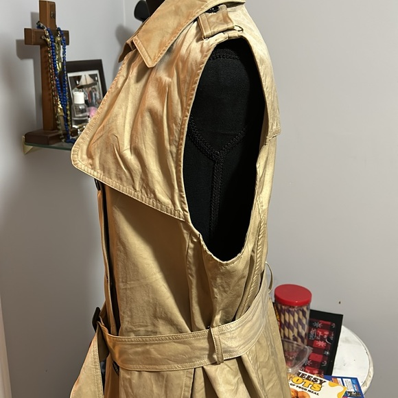 Beautiful unbranded Sleeveless Coat - Picture 3 of 11